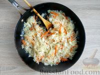 Фото приготовления рецепта: Рагу с капустой, картошкой и тушёнкой - шаг №5