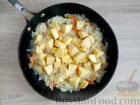 Фото приготовления рецепта: Рагу с капустой, картошкой и тушёнкой - шаг №7