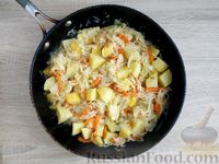 Фото приготовления рецепта: Рагу с капустой, картошкой и тушёнкой - шаг №8