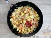 Фото приготовления рецепта: Рагу с капустой, картошкой и тушёнкой - шаг №9