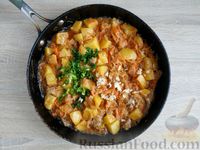 Фото приготовления рецепта: Рагу с капустой, картошкой и тушёнкой - шаг №13
