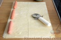 Фото приготовления рецепта: Сосиски в тесте фило с сыром и морковью по-корейски (в духовке) - шаг №6
