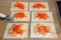 Фото приготовления рецепта: Сосиски в тесте фило с сыром и морковью по-корейски (в духовке) - шаг №8