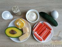 Фото приготовления рецепта: Салат с крабовыми палочками, авокадо, огурцом, сыром и яйцами - шаг №1