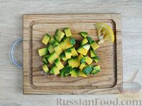 Фото приготовления рецепта: Салат с крабовыми палочками, авокадо, огурцом, сыром и яйцами - шаг №3