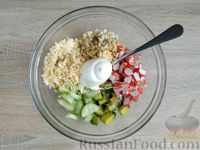 Фото приготовления рецепта: Салат с крабовыми палочками, авокадо, огурцом, сыром и яйцами - шаг №9