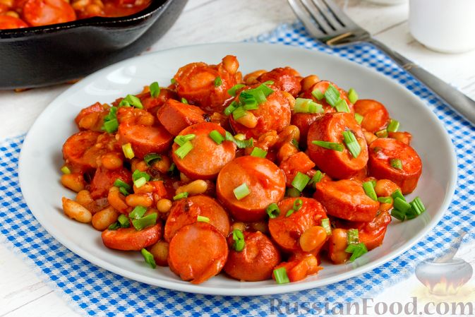 Пряная томатная подлива с сосисками и овощами