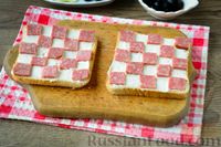 Фото приготовления рецепта: Бутерброды "Шашки" с плавленым сыром и колбасой - шаг №5