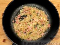 Фото приготовления рецепта: Картофель, запечённый в духовке, с жареным беконом и сырным соусом бешамель - шаг №7
