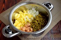 Фото приготовления рецепта: Суп с тушёнкой, консервированной фасолью и горошком - шаг №3