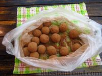 Фото приготовления рецепта: Конфеты из овсяных хлопьев, орехов, изюма и фиников - шаг №9