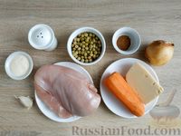 Фото приготовления рецепта: Куриные отбивные, запечённые с зелёным горошком, морковью и сыром (в пергаменте) - шаг №1
