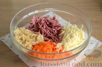 Фото приготовления рецепта: Салат с колбасой, жареным сельдереем, сыром и морковью - шаг №8