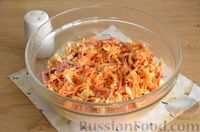 Фото приготовления рецепта: Салат с колбасой, жареным сельдереем, сыром и морковью - шаг №10