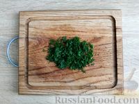 Фото приготовления рецепта: Салат с зелёным горошком, кукурузой и колбасой - шаг №3
