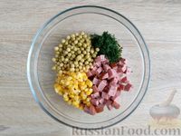 Фото приготовления рецепта: Салат с зелёным горошком, кукурузой и колбасой - шаг №4