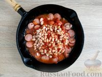 Фото приготовления рецепта: Фасоль с сосисками в томатном соусе - шаг №8