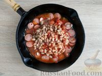 Фото приготовления рецепта: Фасоль с сосисками в томатном соусе - шаг №9