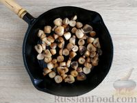 Фото приготовления рецепта: Кускус с грибами и овощами, на сковороде - шаг №3