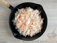 Фото приготовления рецепта: Свинина, тушенная с фасолью и квашеной капустой - шаг №4