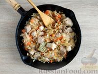 Фото приготовления рецепта: Свинина, тушенная с фасолью и квашеной капустой - шаг №8