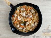 Фото приготовления рецепта: Свинина, тушенная с фасолью и квашеной капустой - шаг №9