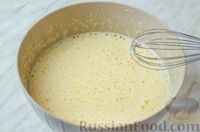 Фото приготовления рецепта: Бисквитный рулет "Сникерс" со сливочно-сырным кремом - шаг №3
