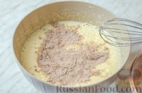 Фото приготовления рецепта: Бисквитный рулет "Сникерс" со сливочно-сырным кремом - шаг №5