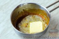 Фото приготовления рецепта: Бисквитный рулет "Сникерс" со сливочно-сырным кремом - шаг №11