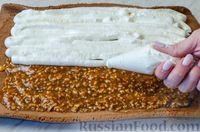 Фото приготовления рецепта: Бисквитный рулет "Сникерс" со сливочно-сырным кремом - шаг №18