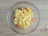 Фото приготовления рецепта: Гренки с морковью и варёными яйцами - шаг №4