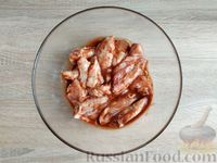 Фото приготовления рецепта: Куриные крылышки в томатно-соевом маринаде с горчицей (в духовке) - шаг №5
