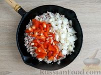 Фото приготовления рецепта: Рагу с фаршем, кукурузой и фасолью - шаг №4