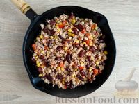 Фото приготовления рецепта: Рагу с фаршем, кукурузой и фасолью - шаг №10