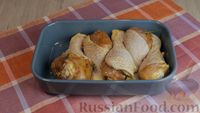 Фото приготовления рецепта: Запечённая курица в апельсинах - шаг №17