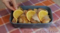 Фото приготовления рецепта: Запечённая курица в апельсинах - шаг №18