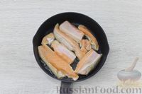 Фото приготовления рецепта: Рулет из лаваша с жареным лососем, овощами и брынзой - шаг №3