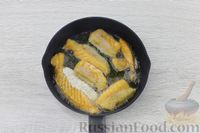 Фото приготовления рецепта: Рулет из лаваша с жареным лососем, овощами и брынзой - шаг №4