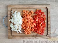 Фото приготовления рецепта: Картошка, тушенная с капустой и консервированным горошком - шаг №4