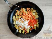 Фото приготовления рецепта: Картошка, тушенная с капустой и консервированным горошком - шаг №5