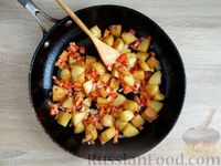 Фото приготовления рецепта: Картошка, тушенная с капустой и консервированным горошком - шаг №6