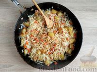 Фото приготовления рецепта: Картошка, тушенная с капустой и консервированным горошком - шаг №9
