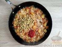 Фото приготовления рецепта: Картошка, тушенная с капустой и консервированным горошком - шаг №11