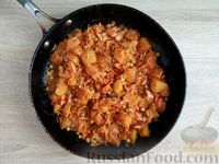 Фото приготовления рецепта: Картошка, тушенная с капустой и консервированным горошком - шаг №13