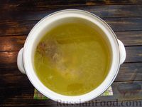 Фото приготовления рецепта: Куриный суп с зелёным горошком и капустой - шаг №3