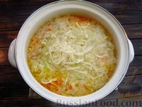 Фото приготовления рецепта: Куриный суп с зелёным горошком и капустой - шаг №10
