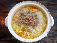Фото приготовления рецепта: Куриный суп с зелёным горошком и капустой - шаг №11
