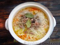 Фото приготовления рецепта: Куриный суп с зелёным горошком и капустой - шаг №12