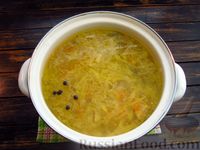 Фото приготовления рецепта: Куриный суп с зелёным горошком и капустой - шаг №13