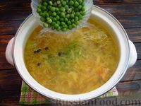 Фото приготовления рецепта: Куриный суп с зелёным горошком и капустой - шаг №14